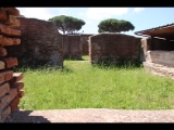 00941 ostia - regio ii - insula iv - terme di nettuno (ii,iv,2) - raum 9 - caldarium - bli ri raum 8 - im hintergrund besucherplatform - bli ri sueden.jpg